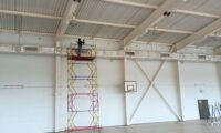 Уборка школ и дошкольных учреждений в Краснодаре - 45 Очистка потолочных конструкций спортзала
