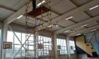 Уборка школ и дошкольных учреждений в Краснодаре - 39 Очистка потолочных конструкций спортивного зала