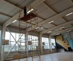 Уборка спортзалов и фитнес-центров в Краснодаре - 45 Очистка потолочных конструкций спортивного зала
