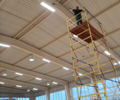 Уборка спортзалов и фитнес-центров в Краснодаре - 36 Очистка потолочных конструкций